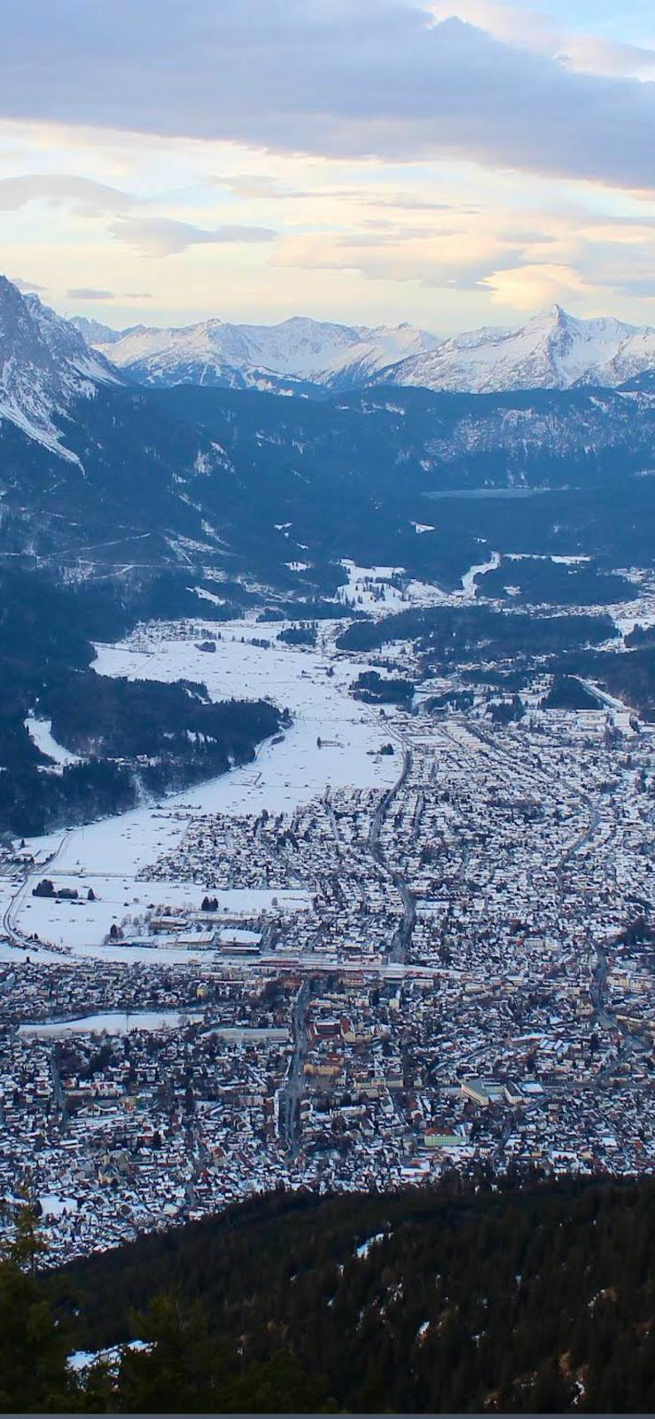 Winterlicher Blick vom Wank auf Garmisch-Partenkirchen