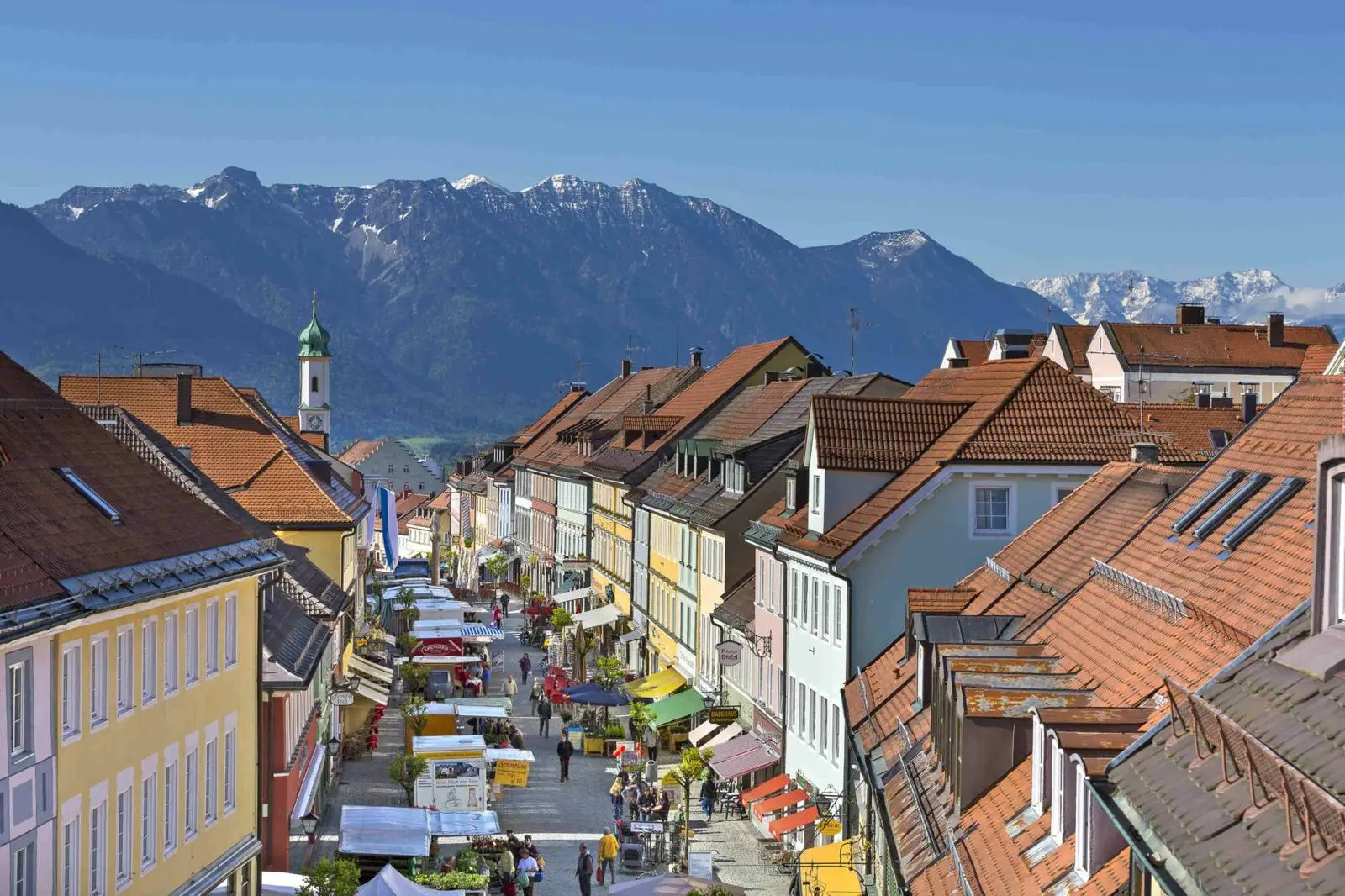 Historische Altstadt von Murnau mit Alpenpanorama