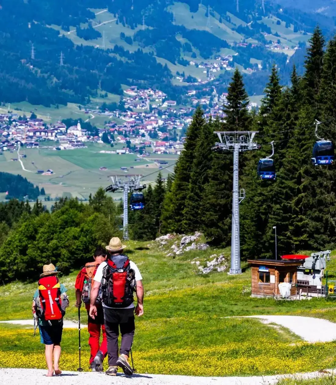 Wanderweg und Bergbahn an der Ehrwalder Alm