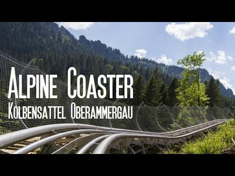 Alpine Coaster am Kolbensattel in Oberammergau vor bewaldeten Bergen