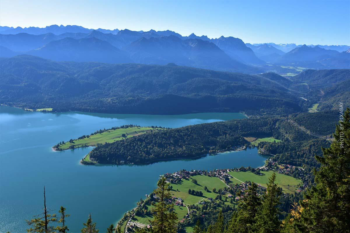 Blick über den Walchensee und die umliegenden Berge