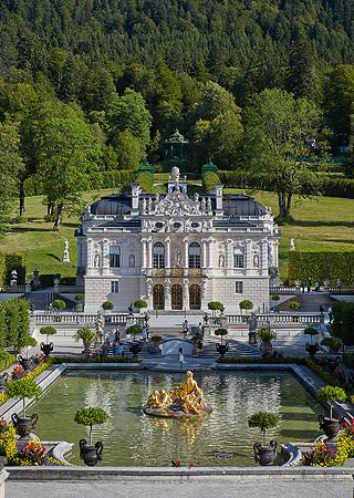 Schloss Linderhof mit Garten und Brunnen