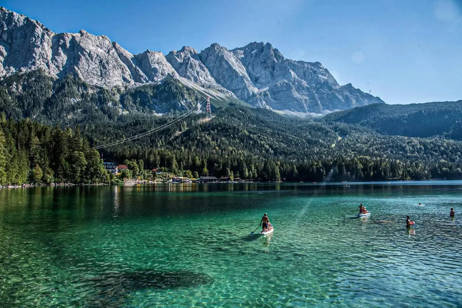Türkisblauer Eibsee vor dem Zugspitzmassiv