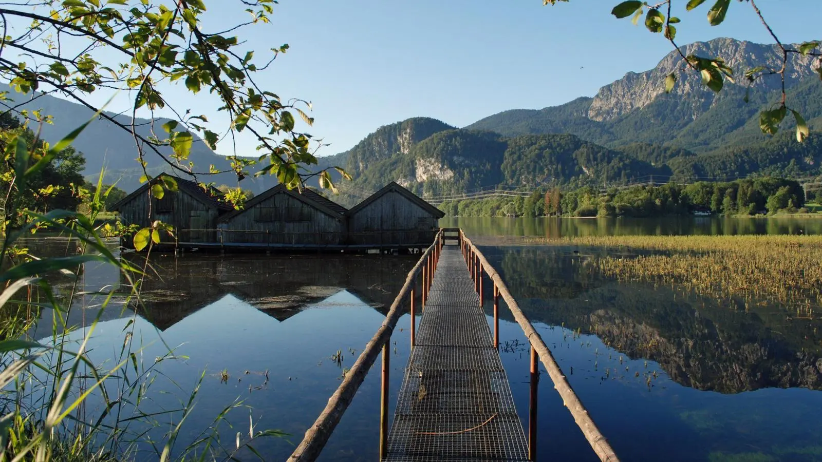 Bootshäuser am Kochelsee vor den Bergen