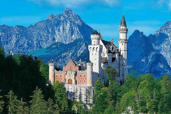 Schloss Neuschwanstein vor den Allgäuer Alpen